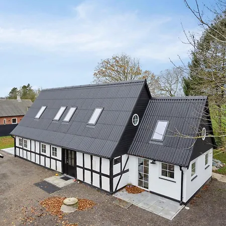 Comfortably In Scenic Surroundings *