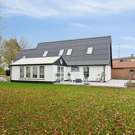 Comfortably In Scenic Surroundings Feriehus